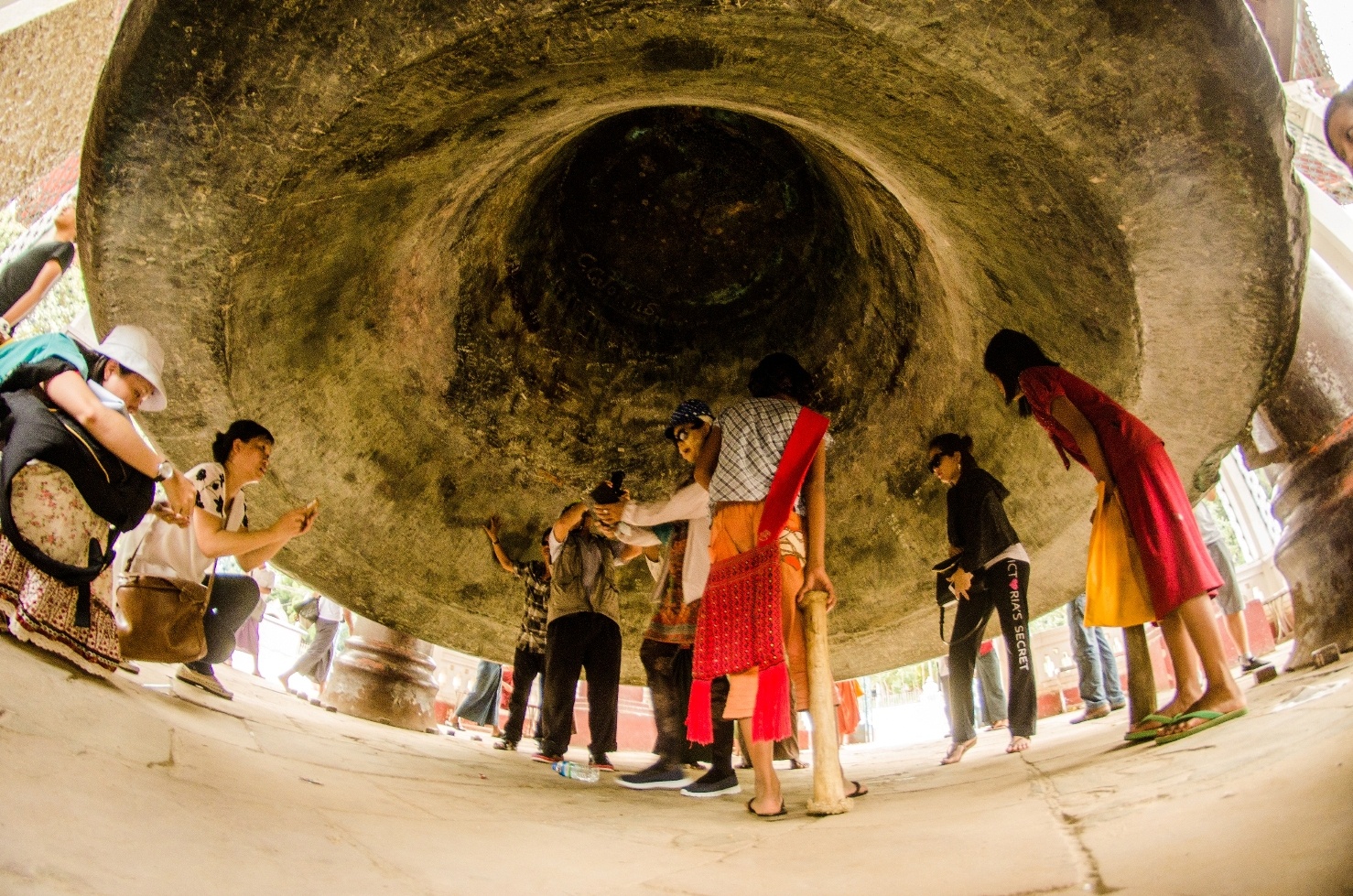 Ở Mandalay có lẽ bạn nên ghé qua Mingun, vùng đất nổi tiếng với chiếc chuông đồng lớn thứ 2 thế giới. Mỗi lời cầu nguyện được người làm lễ gõ vào chuông, tiếng chuông trầm vang xa mang theo lời nguyện của người dân về một tương lai tốt đẹp hơn.