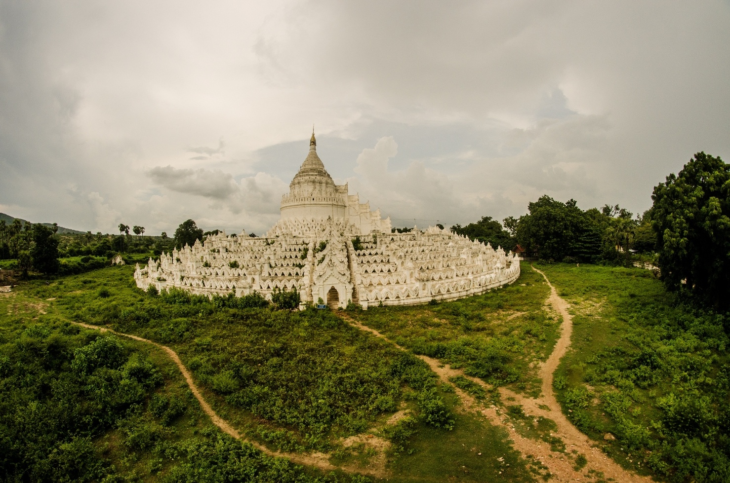 Ngôi đền Hsinbyume với màu trắng đặc trưng đã hút hồn không ít du khách khi đặt chân đến ngôi đền này.