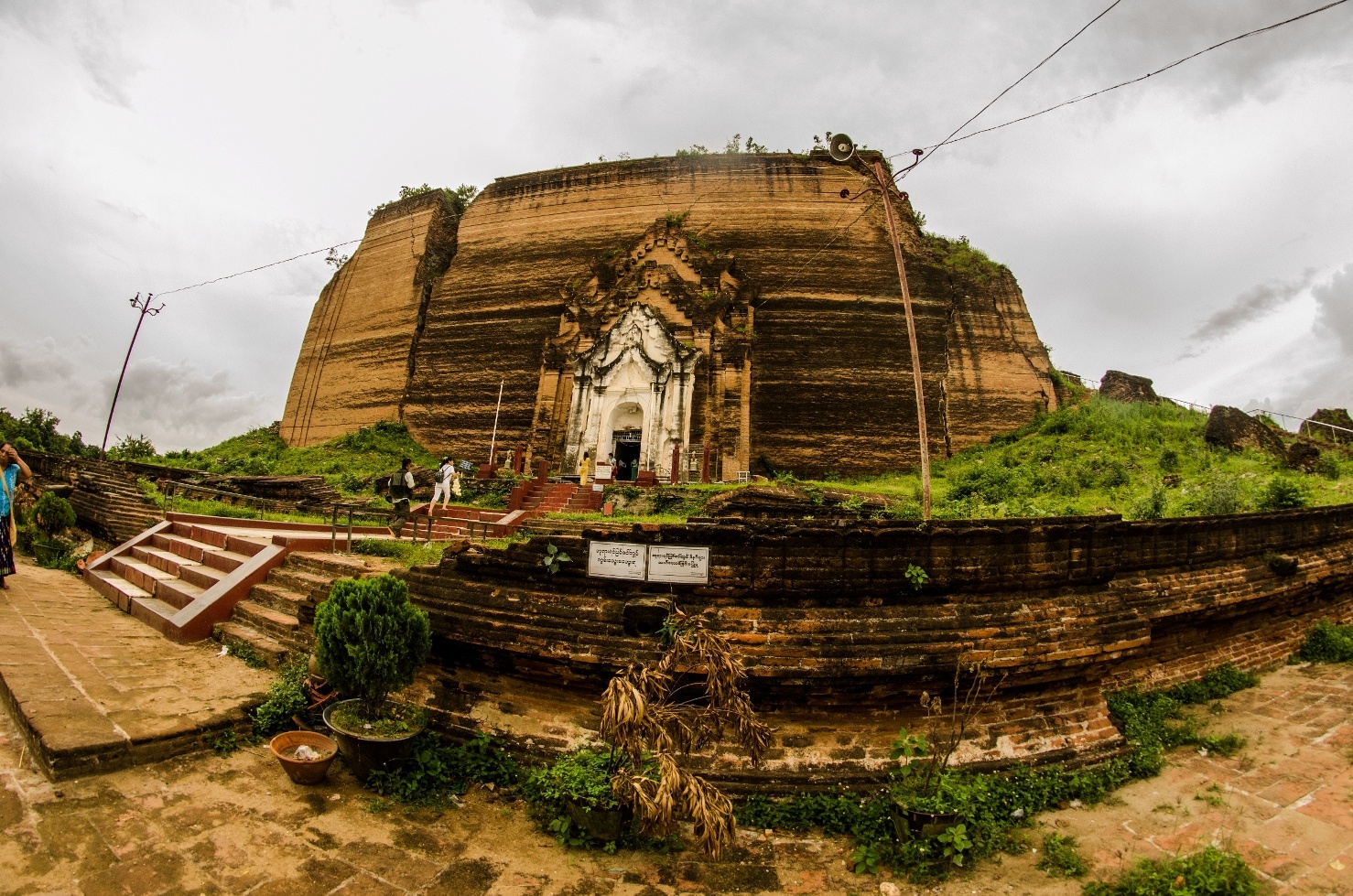 Ngôi đền Mingun Pathodawgyi là ngôi đền bằng gạch nổi tiếng nhất ở vùng đất Mingun với những vết nứt sau những cơn động đất hàng trăm năm trước nhưng vẫn đứng vững thách thức thời gian.