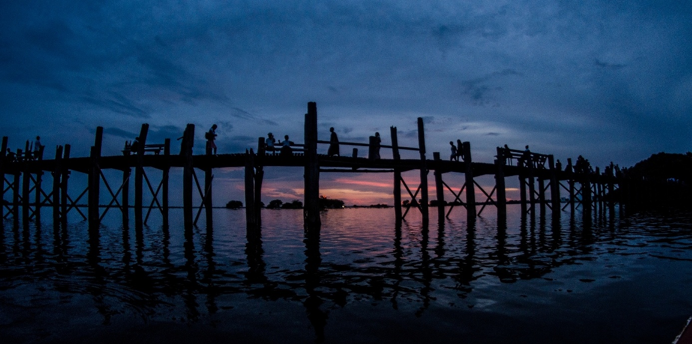 Nổi tiếng ở vùng đất Mandalay này không thể không kể đến chiếc cầu Ubein, chiếc cầu dài 1,2km bằng gỗ này mang đến vẻ độc đáo hiếm gặp ở bất cứ nơi nào.
