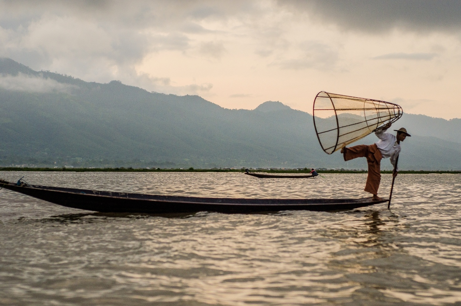 Sau khi rong rủi ở Mandalay, bạn cũng nên ghé đến hồ Inle, nơi đây nổi tiếng độc đáo với những làng nghề truyền thống lâu đời cua vùng đất Myanmar và đặc biệt nổi tiếng thế giới với cách chèo thuyền và đánh bắt cá độc đáo có một không hai trên thế giới.
