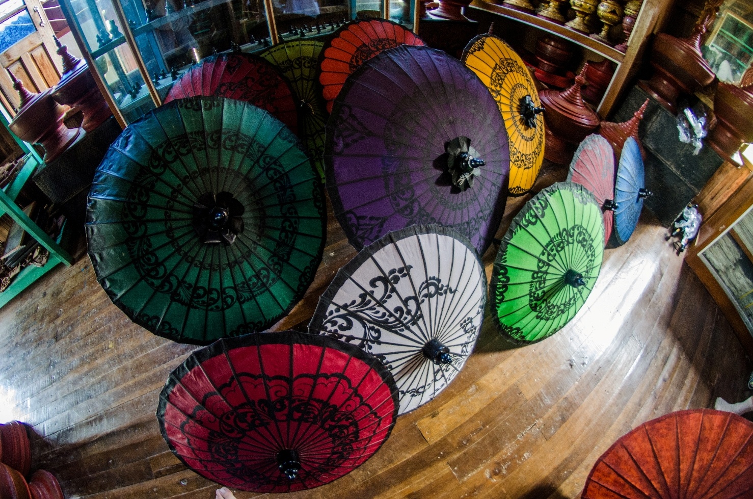 Những chiếc dù đầy màu sắc của một làng nghề làm dù truyền thống ở khu vực hồ Inle.