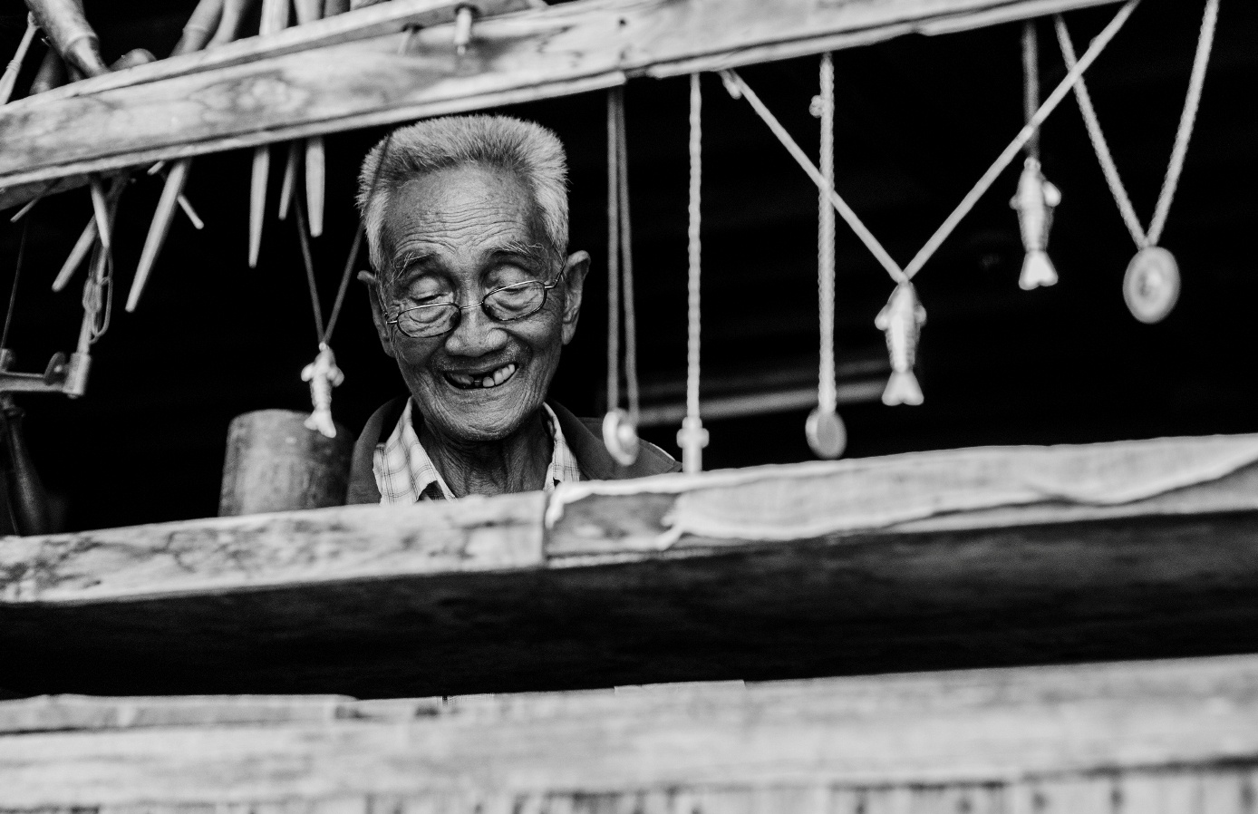 Nơi đây còn nổi tiếng với những người thợ bạc tài hoa gắn bó cả đời với những món trang sức bằng bạc.