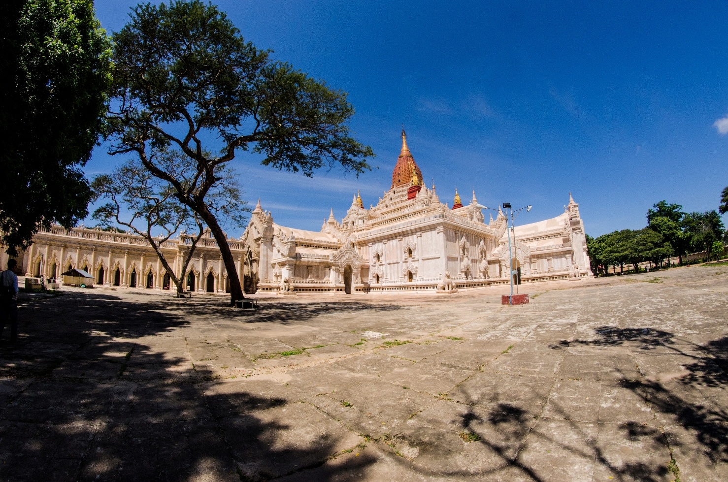 Sau một đêm ngủ ở trên xe bus để đến với thành phố Bagan. Có lẽ bạn sẽ thấy bất ngờ với chất lượng dịch vụ xe ở đây với giá cả rất phải chăng, có lẽ bạn nên thử trải nghiệm khi đến đây. Ngôi đền đặt chân đến đầu tiên khi đến Bagan chính là đền Ananda, đây được coi là ngôi đền được bảo quản tốt nhất và còn nguyên vẹn nhất ở khu vực này.