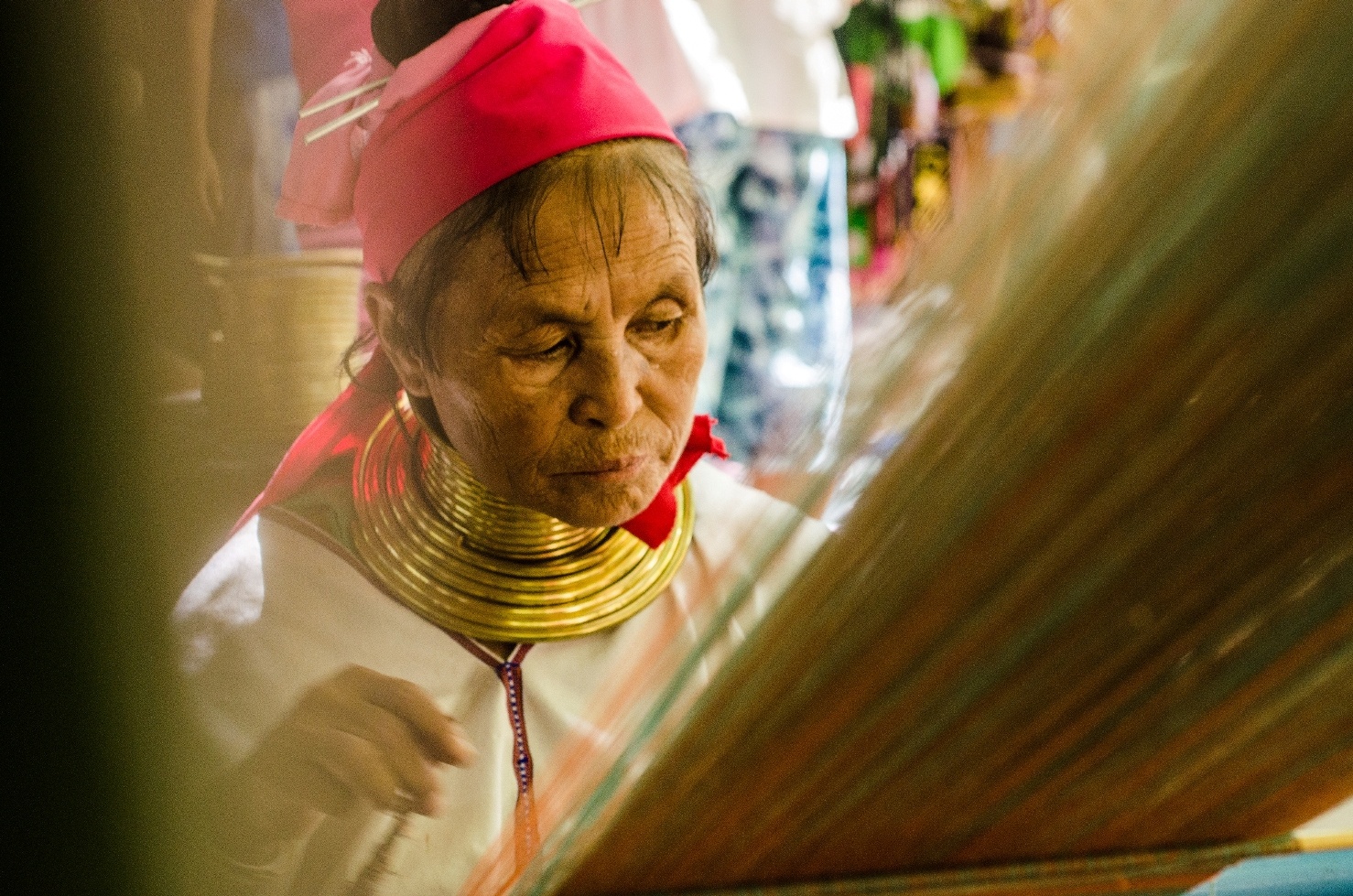 Ngôi đền Htilominlo Pahto cũng là một trong những ngôi đền nổi tiếng ở khu vực này. Bạn có thể gặp được người đàn bà của bộ tộc cổ dài này ở những cửa hàng bán đồ lưu niệm tại đây.