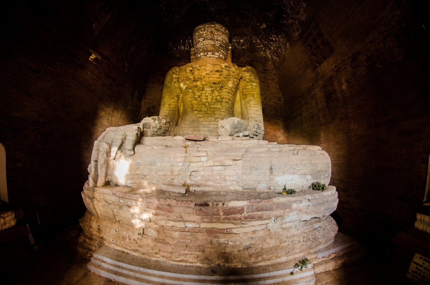 Nếu bạn chịu tìm kiếm, có thể bạn sẽ kiếm được nhiều điều thú vị tại vùng đất Bagan này. Trong hàng ngàn ngôi đền ở đây, biết đâu bạn sẽ bắt gặp được những bức tượng phật xây dựng bằng đá như thế này như một phế tích cho sự thịnh vượng của vùng đất này lúc xưa.