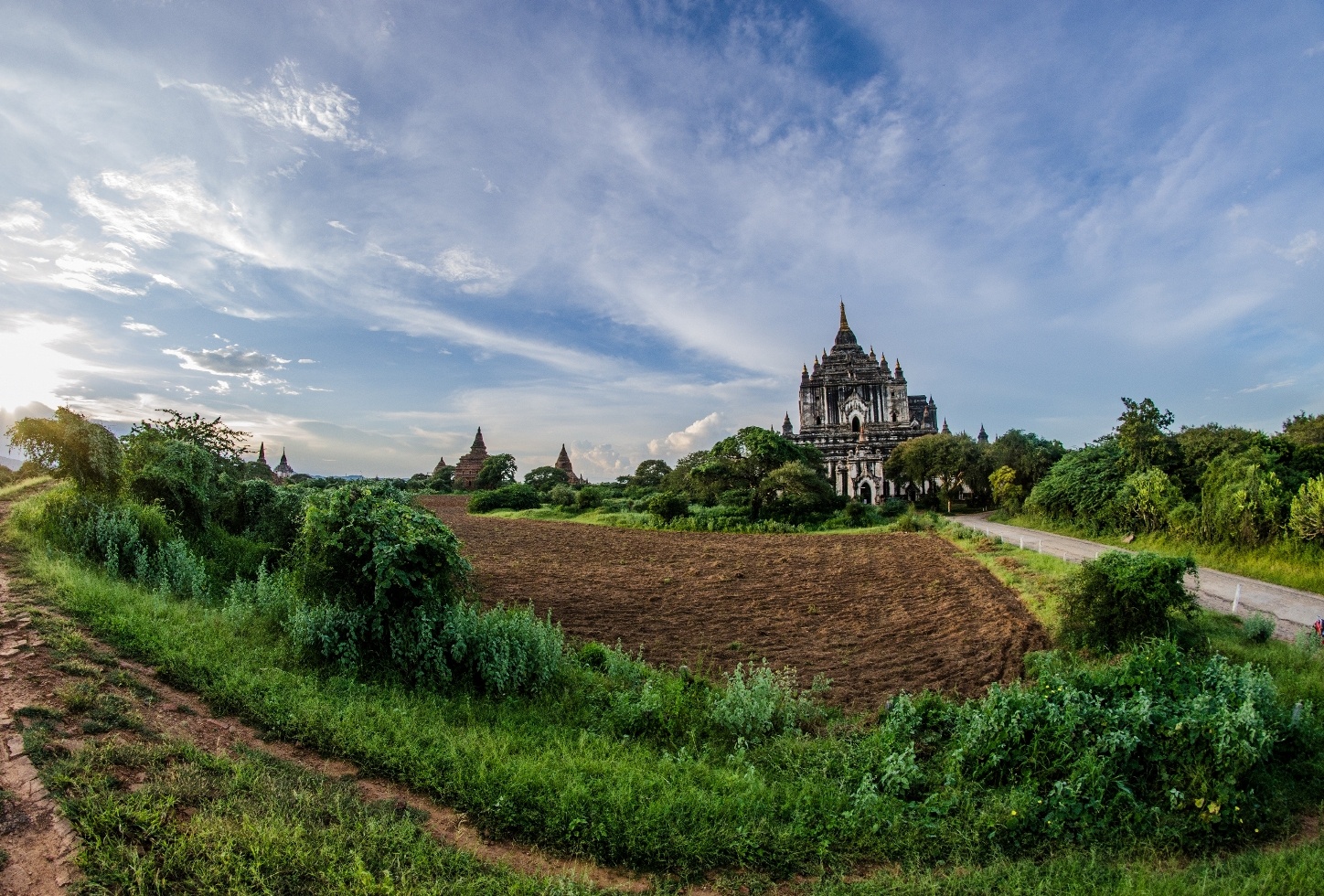 Đền Thatbyinnyu nổi bật giữa vùng đất Bagan với những bức tường mang đầy vẻ cổ kính của thời gian.