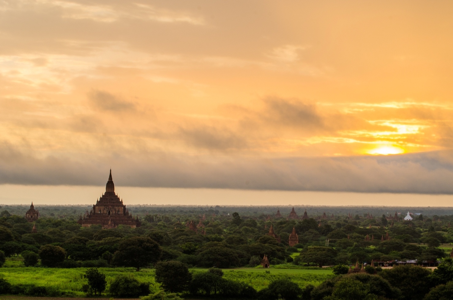 Đến Bagan không thể không nhắc tới ngôi đền Shwesandaw. Đây là ngôi đền nổi tiếng không phải vì kiến trúc mà là vì đây là nơi bạn có thể tận hưởng được bình minh và hoàng hôn đẹp nhất vùng đất này. Và vì thế, vào những thời khắc đấy, rất đông những nhiếp ảnh gia và những du khách tập trung tại đây để tận hưởng khoảnh khắc này. Đứng trên đây, bạn có thể nhìn toàn cảnh vùng đất Bagan với nhấp nhô những ngọn tháp và những ngôi đền.