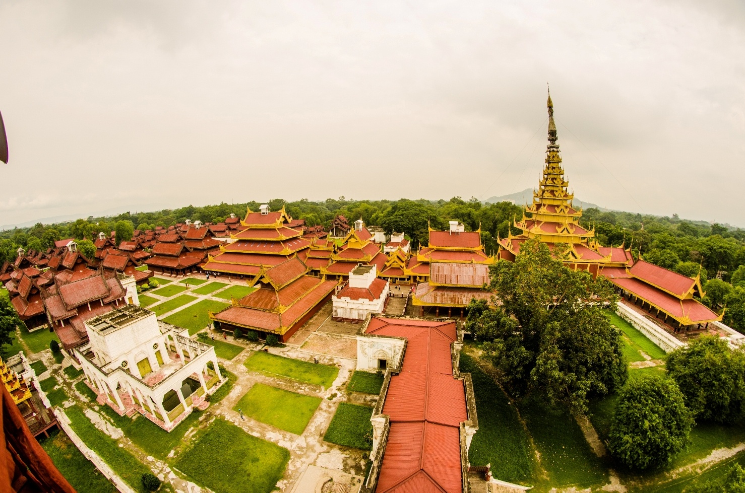 Sau gần 2 ngày rong ruổi khám phá Bagan, điểm đến tiếp theo của chúng tôi chính là vùng đất Mandalay, đây là vùng đất lớn thứ 2 của đất nước Myanmar với Cung điện hoàng gia Mandalay tọa lạc tại đây.