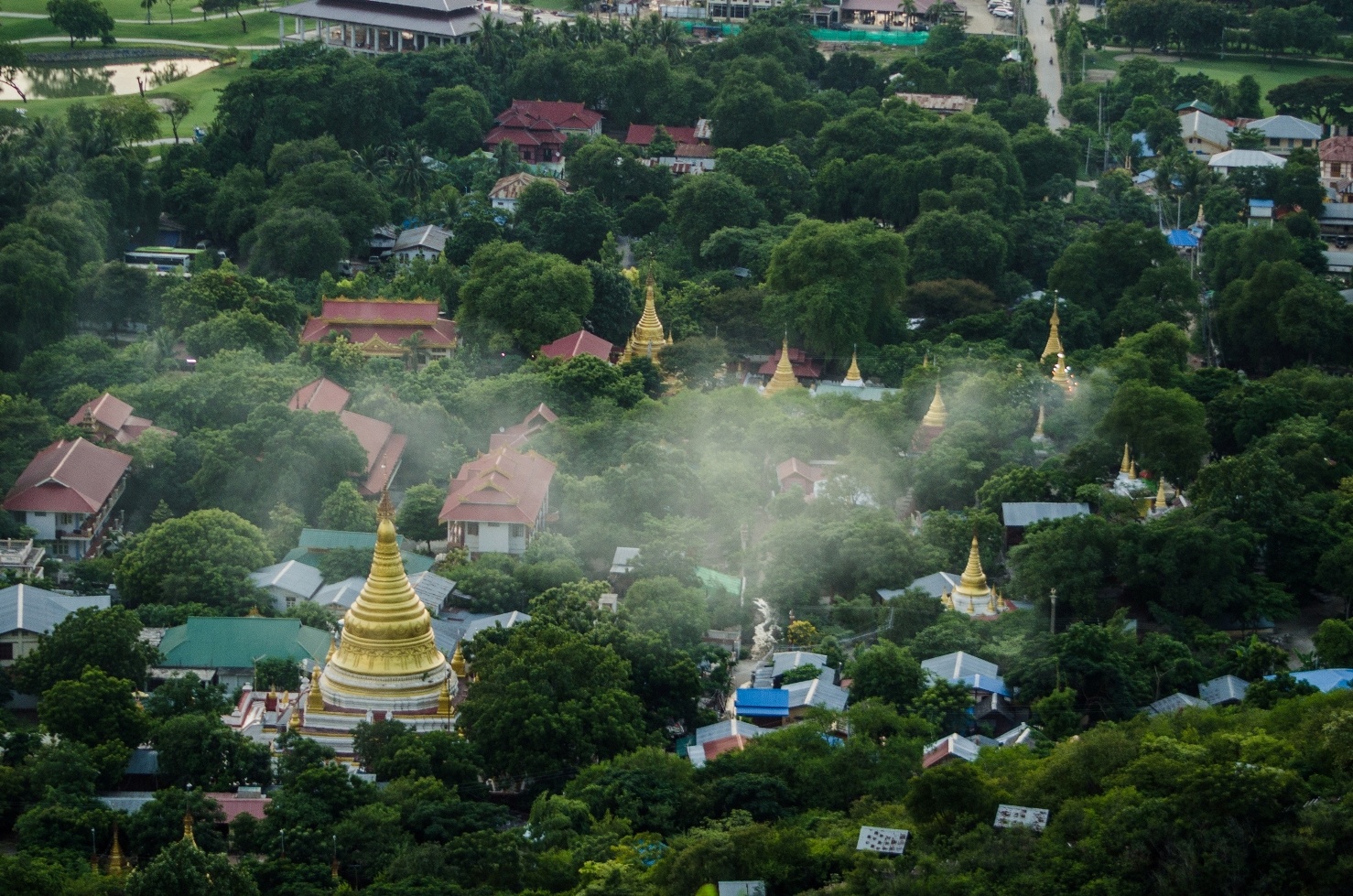 Nếu bạn đã đến thành phố Mandalay, bạn thử ngắm hoàng hôn ở đồi Mandalay xem, một con đường lên đồi toàn những khúc quanh chữ U và bạn sẽ bắt gặp rất nhiều người dân Myanmar tập thể dục trên con đường đồi rợp bóng mát này.