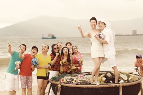 Trong chuyến lưu diễn ở Đà Nẵng cùng đoàn kịch Idecaf, Lê Khánh và chồng cũng đã ghi lại những bức ảnh cưới đời thường cùng đồng nghiệp.