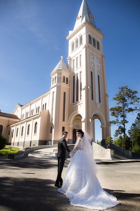 Bộ ảnh cưới với nhiều phong cách khác nhau, từ lãng đến những khoảnh khắc hạnh phúc đáng yêu, đời thường. Họ chọn địa điểm là quán cà phê, góc chợ, Nhà thờ con Gà,… với những hình ảnh đời thường.