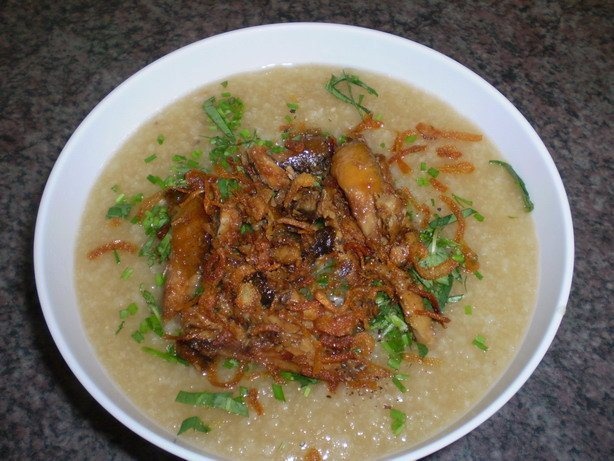 Cháo lươn:  Cháo lươn Nghệ An không xào thịt lươn đến săn khô như cháo lươn ở Hà Nội mà miếng lươn đước để nguyên, vẫn mềm, ngọt, thấm đượm vị thơm cay của hành, của ớt, của tiêu, lấp lánh sắc vàng của nghệ. Bát cháo múc ra được điểm mầu xanh của lá hành tăm, chỉ nhìn thôi cũng đủ thấy thu hút.  