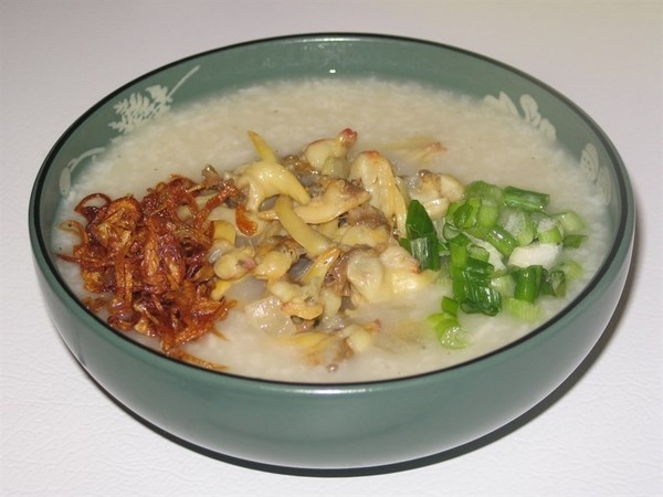 Cháo nghêu: Cháo nghêu là món ăn thú vị của Cửa Lò về đêm dành cho du khách. Cháo nghêu cung cấp nhiều đạm, tăng thêm sinh lực sau một ngày tham quan mệt mỏi. Hương thơm nhẹ nhàng của gạo hòa quyện với vị ngọt tự nhiên của nghêu, kết hợp với vị của rau thơm tạo ra một món ăn dinh dưỡng và thanh nhã. 