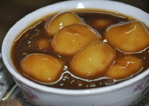 Bánh ngào: Bánh ngào hay còn gọi là bánh mật là thứ đặc sản dân dã của người dân xứ Nghệ. Xắn một miếng bánh vàng óng đưa vào miệng, vị ngọt ngào của mật mía, dẻo của nếp và thơm thơm mùi gừng sẽ hấp dẫn bạn ngay từ lần thử đầu tiên. 