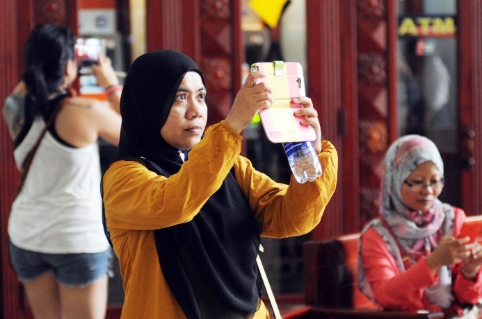 Du khách mua sắm tại Việt Nam. Ảnh: Vtc.vn.