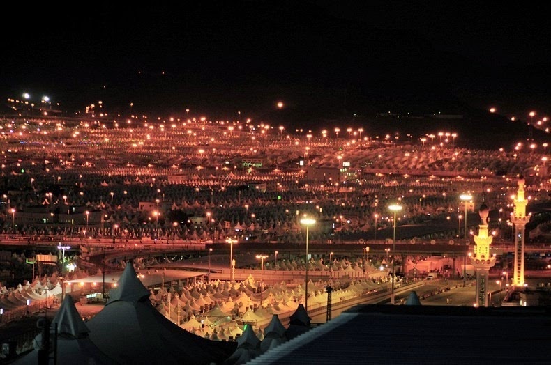 Các tín đồ Hồi giáo đến gần cột trụ để ném bảy viên đá cuội vào một trong ba cột trụ ở giữa trung tâm Mina.