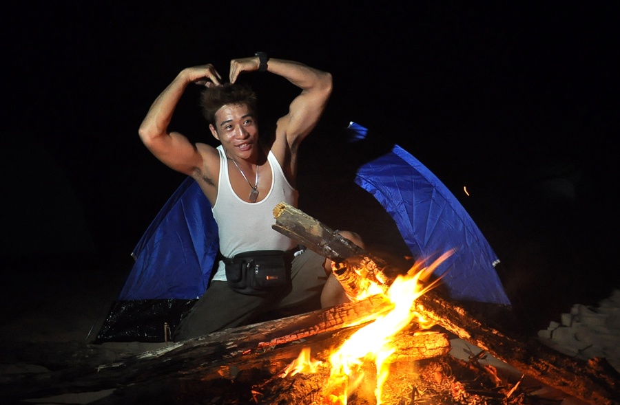 “Thử tưởng tượng, một đêm lửa trại ngủ trước lều, nghe tiếng sóng vỗ rì rào và ngước nhìn bầu trời với triệu triệu vì sao đang tỏa sáng, bạn sẽ thấy mình tự do biết nhường nào. Trong khung cảnh tranh tối tranh sáng của ngày mới, vượt núi để lên mỏm đá cheo leo và ngồi chờ ánh bình minh đầu tiên, sự háo hức ấy càng dâng trào hơn” – anh chia sẻ.