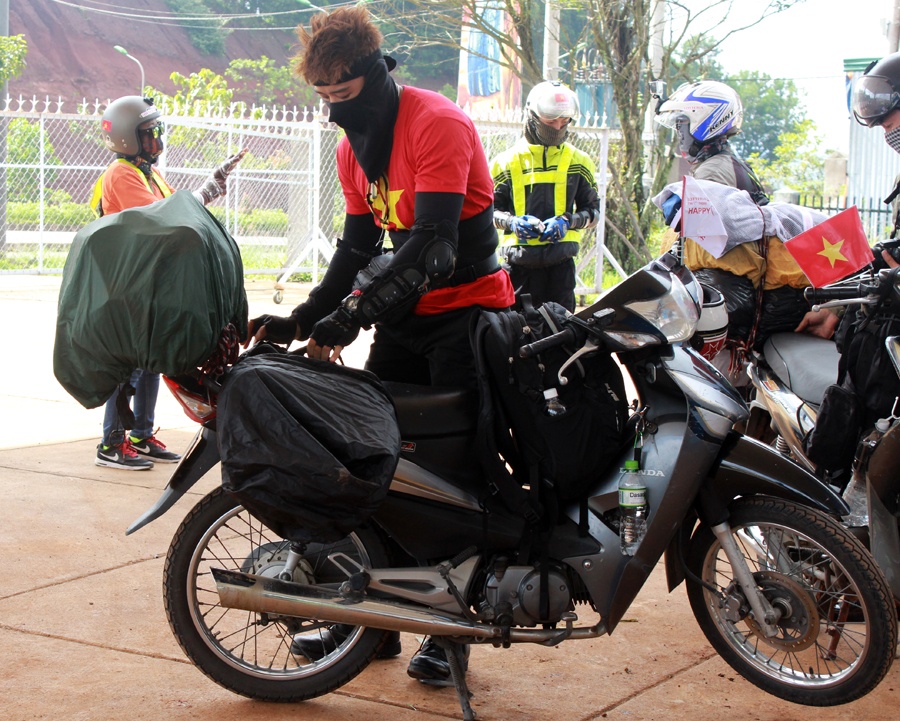 Linh Sơn tâm sự, anh nhận lời tham gia hành trình này trước khi nó diễn ra khoảng 2 tháng nhưng trước ngày lên đường anh gần như trắng đêm. Mặc dù vậy chàng “hotboy nổi loạn” vẫn chuẩn bị cho mình hành trang chu đáo khi là người mang nhiều hành lý nhất trong hành trình.