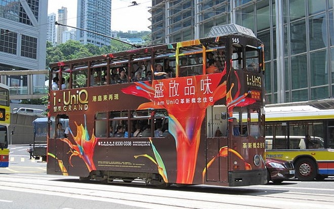 Đi lại bằng xe điện là một trải nghiệm thú vị ở Hong Kong. Các tuyến xe điện ở Hong Kong vận hành từ năm 1904, đến nay đã có 120 trạm và 6 làn đường.