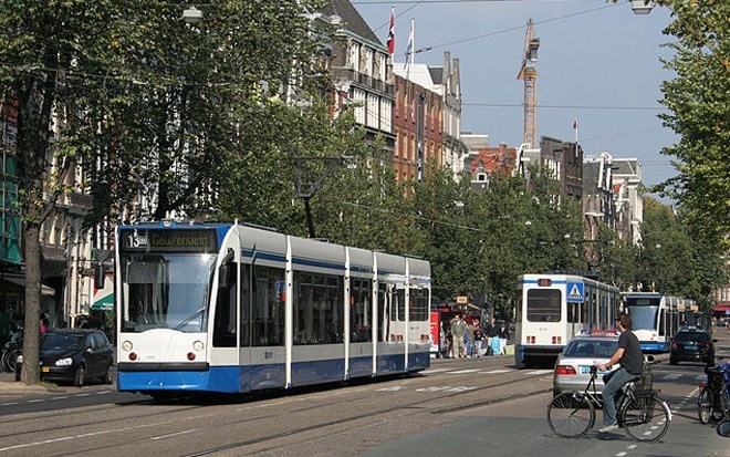 Thủ đô Amsterdam của Hà Lan nổi tiếng với hệ thống xe điện và xe đạp.