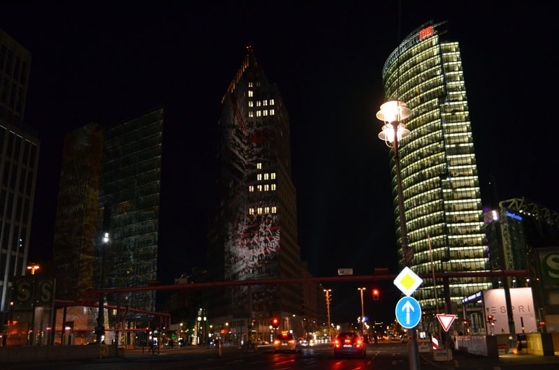 Ở quảng trường trung tâm ánh là màn trình diễn ánh sáng đầy mê hoặc.