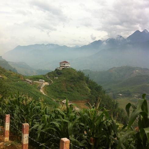 Đường xuống bản Cát Cát.