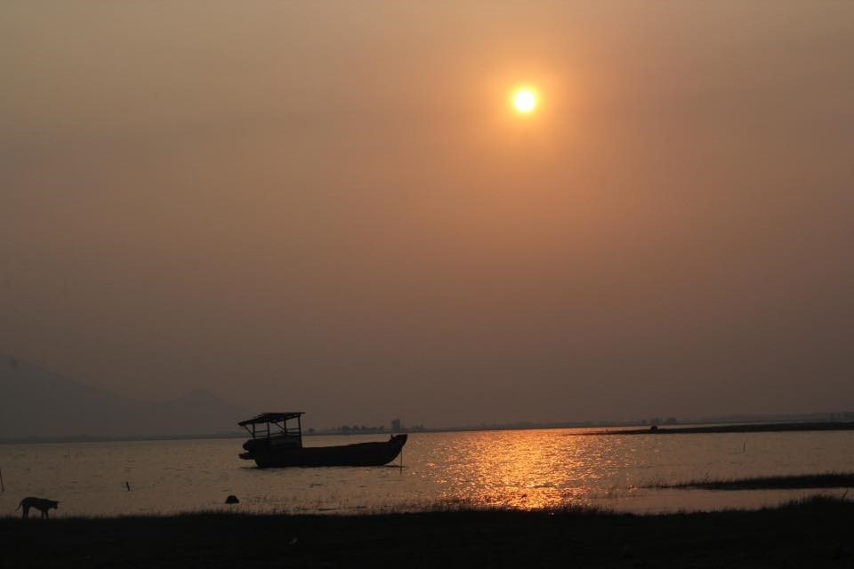 Hoàng hôn trên hồ Dầu Tiếng. Ảnh : Đức Khiêm.