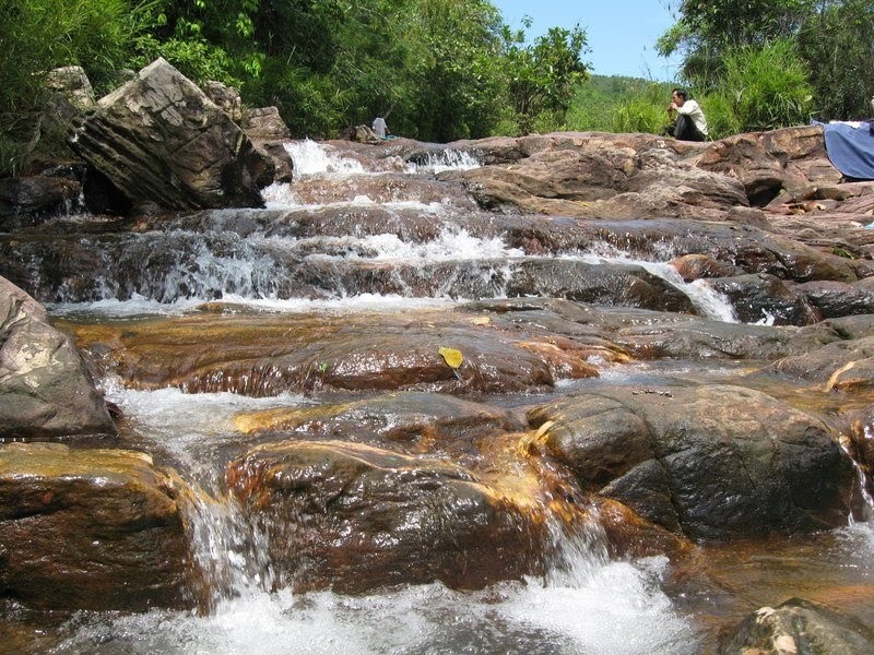 Con đường vào sâu trong suối Trúc. Ảnh : Yến Nhi.