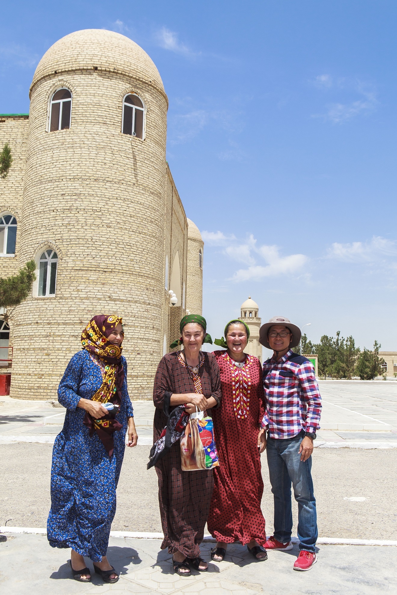 Du khách chụp ảnh với người địa phương trong một đền thờ hồi giáo ở Merv.