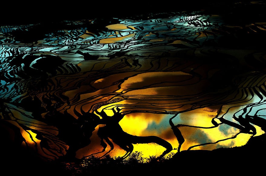 Ruộng bậc thang Vân Nam.  Dọc theo sông Hồng ở huyện Nguyên Dương, tỉnh Vân Nam, Trung Quốc là những thửa ruộng bậc thang của người Hà Nhì, một công trình được đào thủ công vào khoảng 1.300 năm về trước.