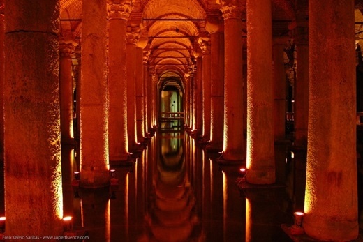 Hầm chứa nước Basilica, Istanbul, Thổ Nhĩ Kì: Thánh đường Basilica là một trong số các bể chứa dưới lòng đất lớn nhất ở Istanbul sử dụng cho việc lấy nước trong thế kỷ thứ 6. Mặc dù có công suất 100.000 tấn nước, nhưng hiện nay bể chứa này không còn được sử dụng nữa. 
