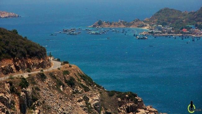 Con đường từ Vịnh Vĩnh Hy về Bình Tiên. Ảnh : Nam Chấy.