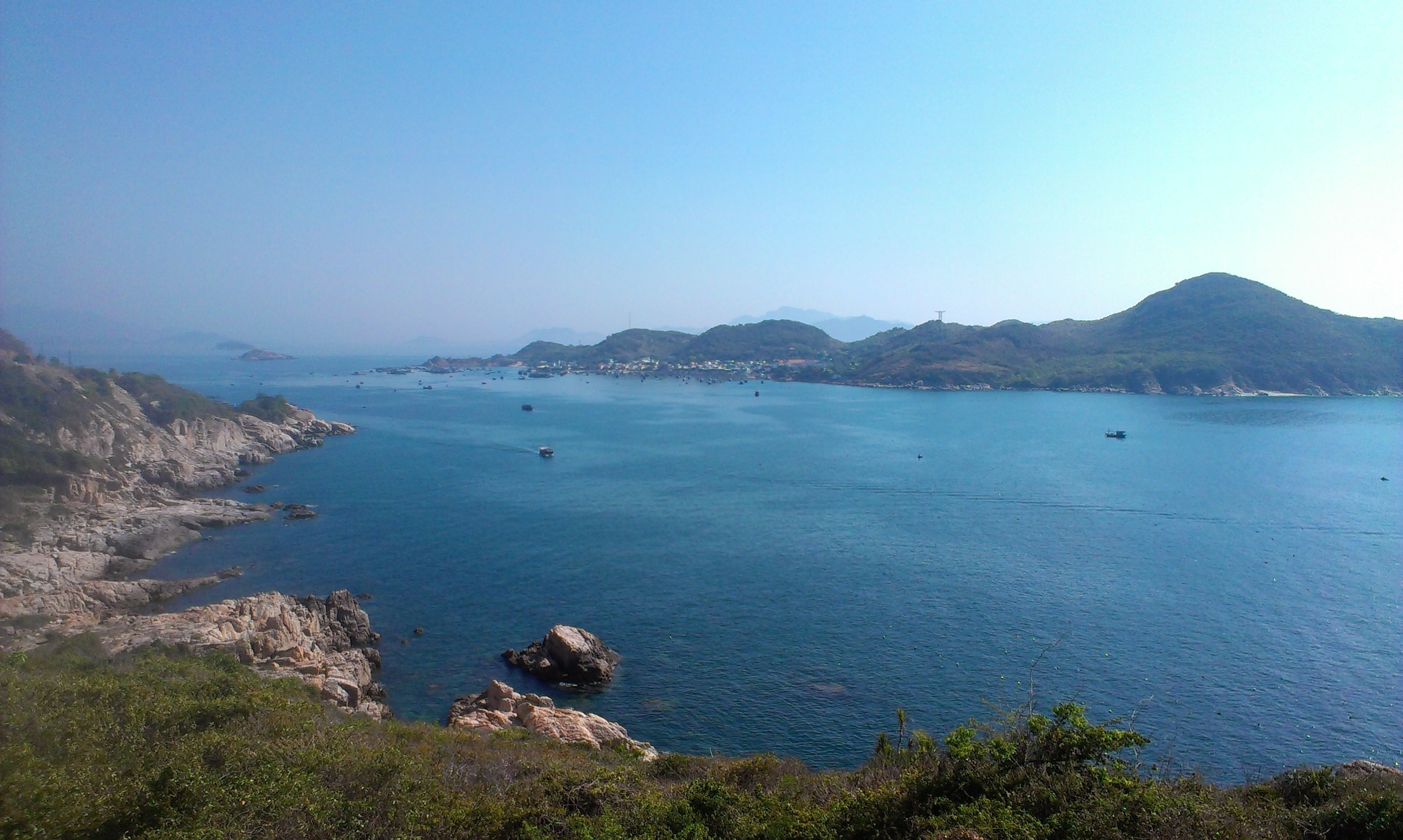 Cảnh đẹp Việt Nam thật tuyệt , hơi tiếc Việt Nam khai thác chưa hợp lý ..... Nhưng Bình Ba giờ trở thành đảo quân sự sẽ không được khai thác du lịch trong thời gian gần nhất, tranh thủ nhanh chân để được đặt chân đến thiên đường 1 lần nhé.