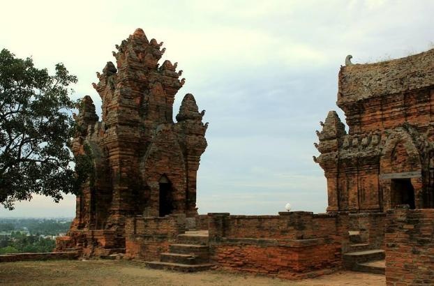 Một góc nhìn của tháp chàm Ninh Thuận. Ảnh : Yến Nhi.