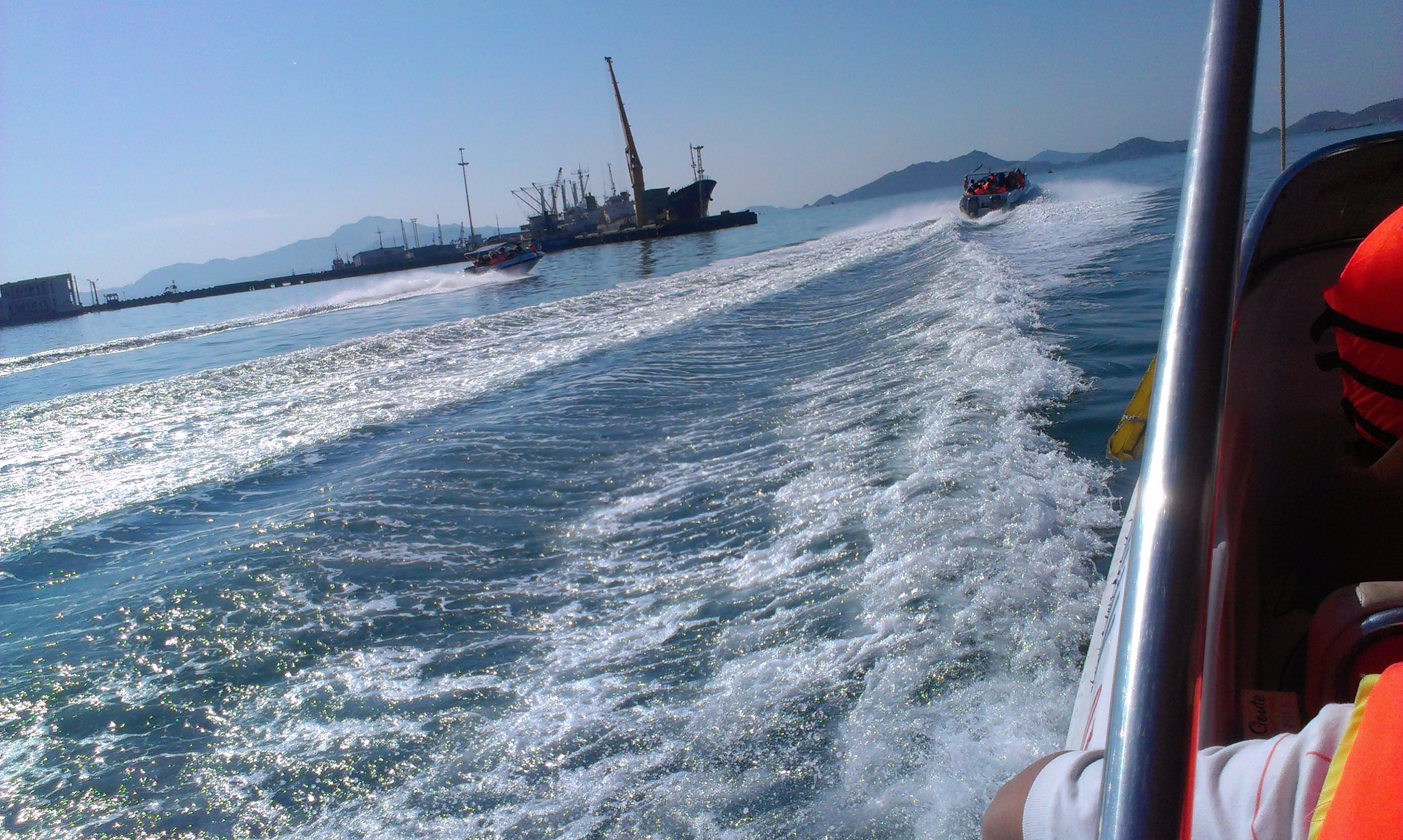 Trải nghiệm đi Cano ra Đảo Bình Ba ....lướt trên những con sóng , cảm giác thật tuyệt vời thú vị.