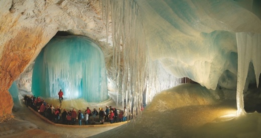 Hang động băng Eisriesenwelt, Werfen, Áo: Hang băng Eisriesenwelt, Áo như chốn thiên đường bí ẩn dưới lòng đất ai cũng ao ước một lần được đặt chân đến. Eisriesenwelt là hang đá vôi được hình thành từ hàng triệu năm trước với khung cảnh kỳ ảo, lung linh với hàng ngàn tảng băng hình thù lạ mắt. 