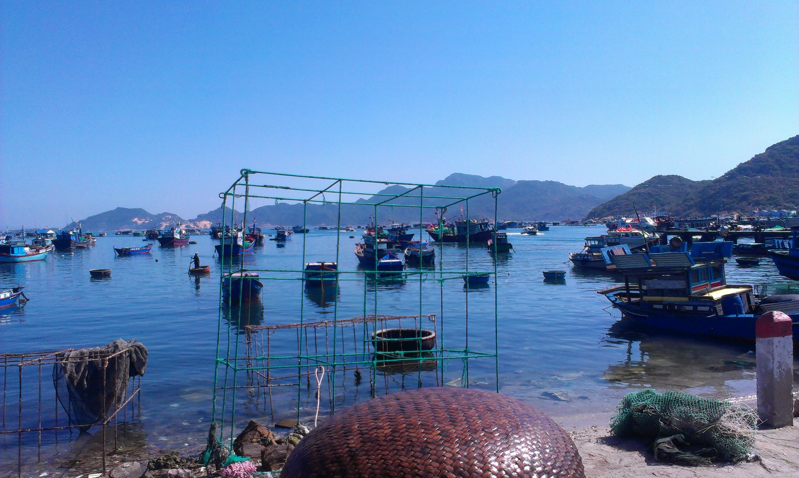 Nơi ngư dân nuôi trồng thuỷ sản , đặc biệt là tôm hùm.