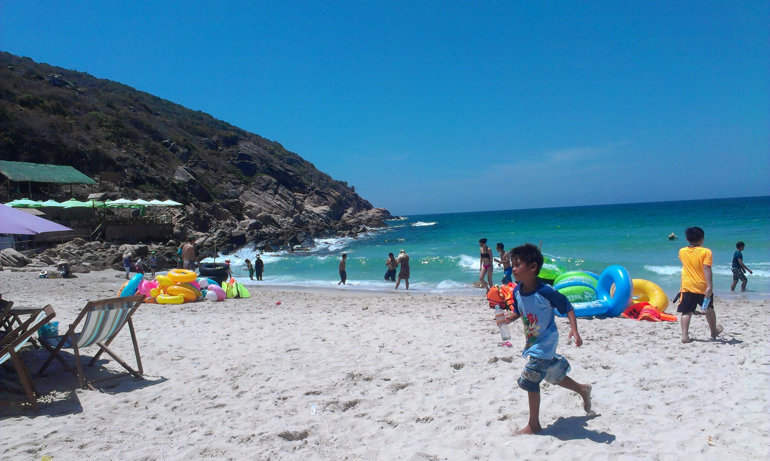 Chúng tôi không qua đêm ở Bình Ba nhưng cũng thấy tối có nhiều hấp dẫn du khách ở lại. Người dân trên đảo thì cực kì tốt bụng và dễ thương. 