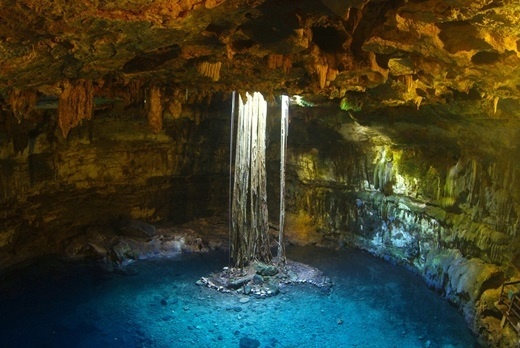 Hang động Cenotes trên bán đảo Yucatan, Mexico: Cenotes là hố sụt tự nhiên gây ra bởi sự sụp đổ của đá vôi và dòng nước ngầm bên dưới. Hiện tại đây là nơi tuyệt vời để cho những người ưa mạo hiểm bơi, nhưng trong quá khứ nó được người Maya cổ đại dùng để cúng tế thần. 