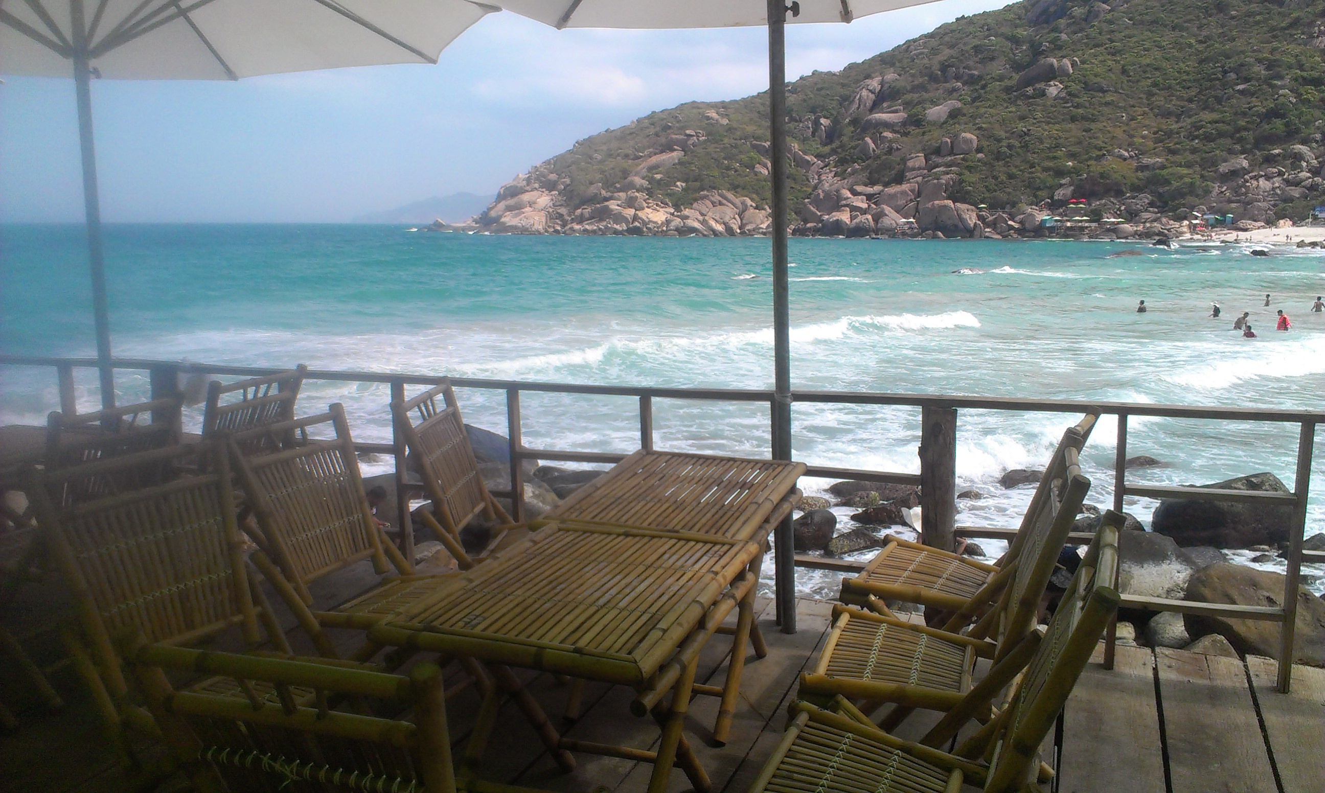 Sau khi qua Bình Ba hôm sau chúng tôi đi dọc đường biển mới xây được ngắm  Bình Hưng, Bình Tiên và vịnh Vĩnh Hy ..thật là tuyệt đẹp mọi thứ còn nguyên hoang sơ....và chúng tôi quyết định sẽ quay lại đây nữa để tiếp tục khám phá tứ Bình của Cam Ranh.