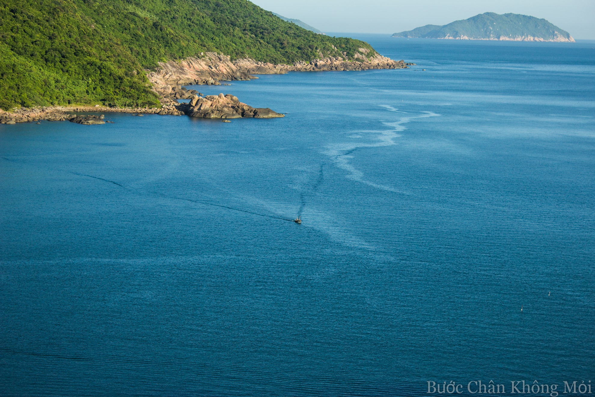 Đi trên những con đường chạy quanh núi Sơn Trà du khách sẽ được chiêm ngưỡng cảnh đẹp nên thơ như thế này.