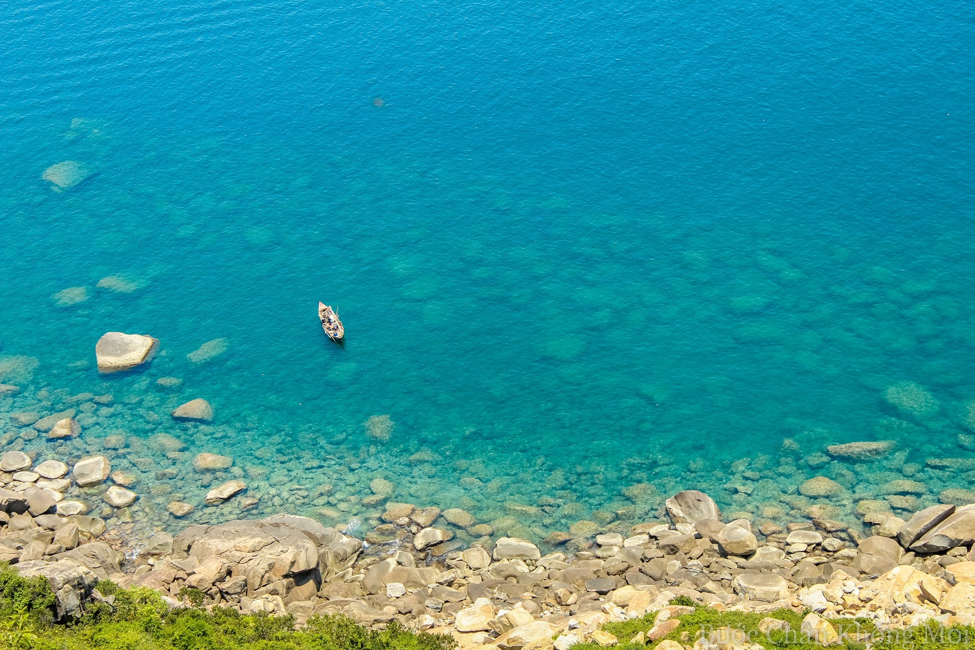 Nước biển ở những gềnh đá rất trong xanh có thể thấy rõ tận đáy.