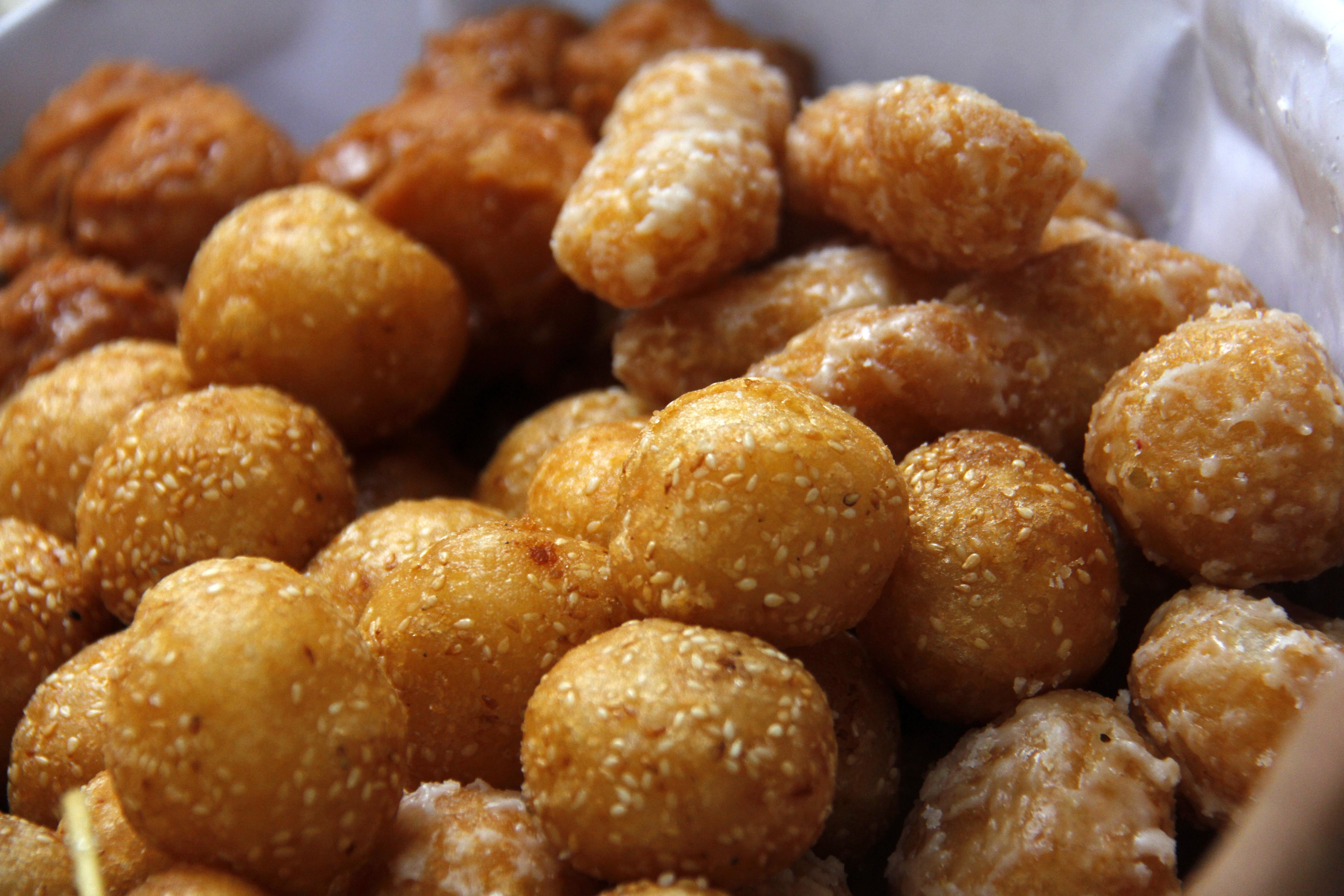 Bánh rán Bánh rán cũng là một món ăn biết chiều chuộng long người. Ta có thể ăn sáng, trưa, chiều, tối mà vẫn thấy hợp. Những chiếc bánh rán tròn tròn có độ to vừa vặn trở thành món ăn “chơi” tao nhã. 