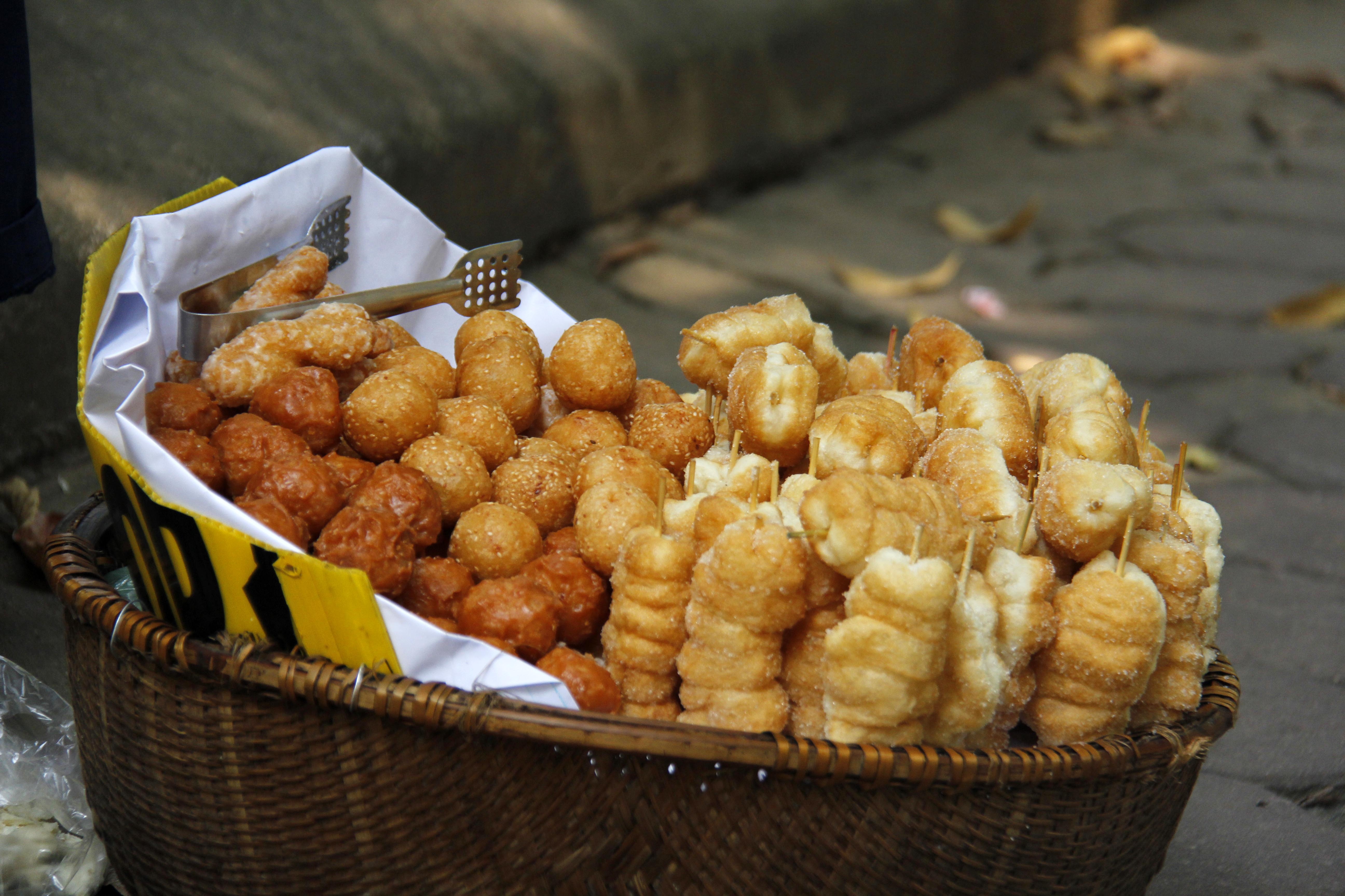 Tùy từng khẩu vị và sở thích mỗi người mà bánh rán cũng có loại riêng: Bánh rán đường, bánh rán mật, bánh rán vừng. Mỗi loại lại tạo ra một khẩu vị riêng trên lớp vỏ bánh, nhưng điểm chung của chúng là độ giòn của vỏ, và độ dẻo của nhân đậu xanh tạo nên sự chuyển biến vị giác thú vị.