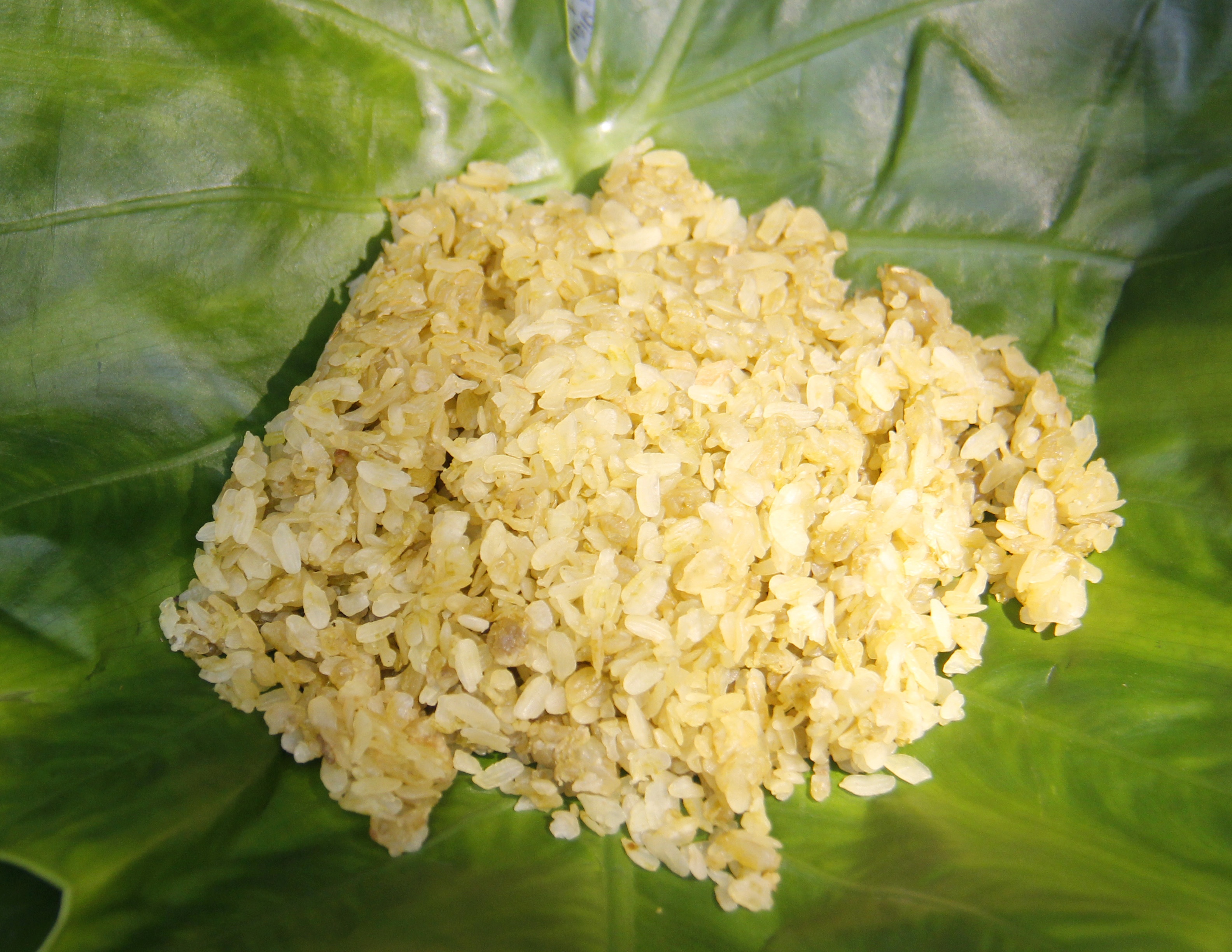 Cốm Thức quà làm từ lúa nếp non có sức hấp dẫn kỳ lạ mỗi độ thu về. Cốm giản dị được gói trong những chiếc lá sen đượm cả vị thơm thảo của đồng quê, theo chân từng bước gánh gồng của các bà các chị đến với nơi phố xá.