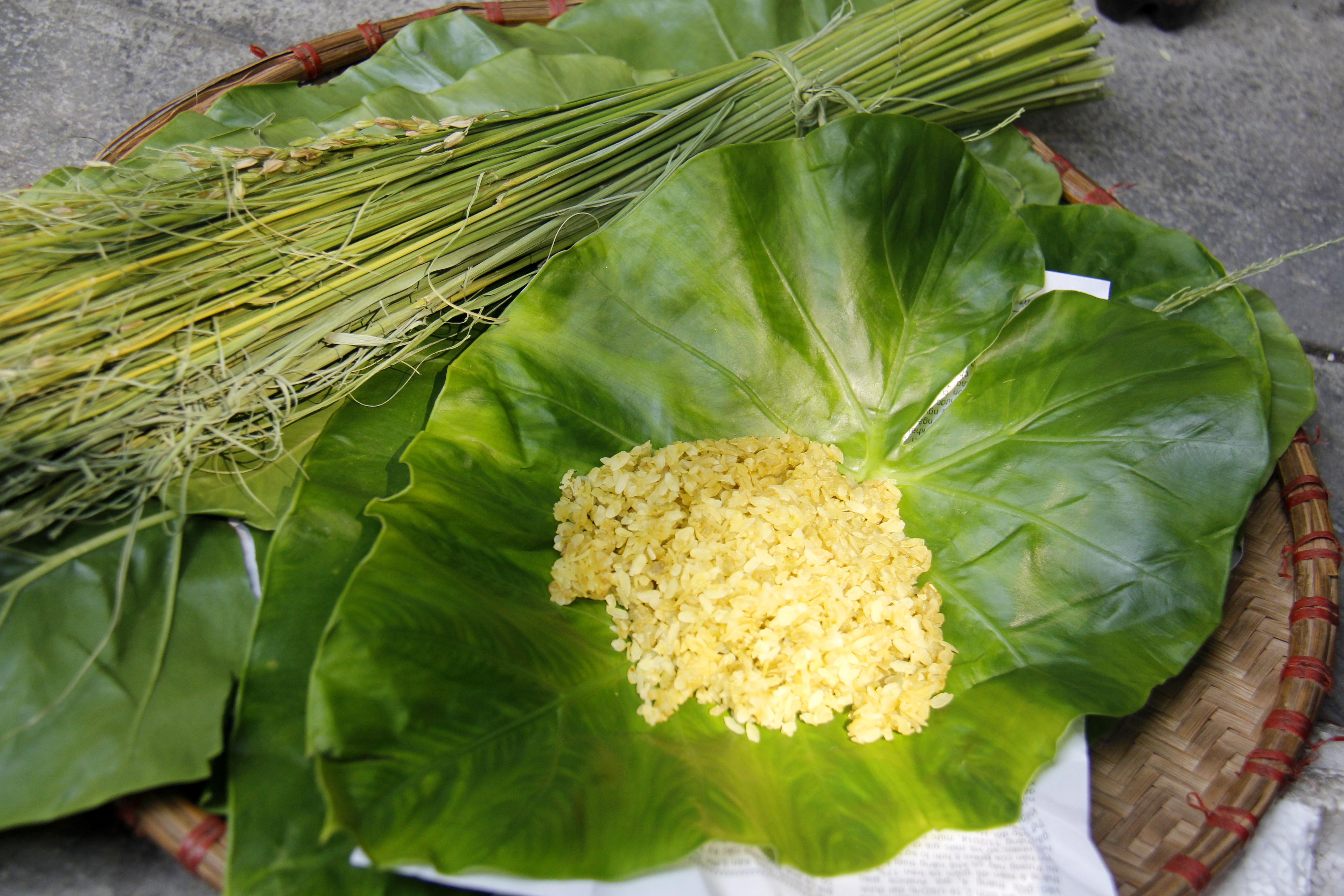 Cốm không phải để no, cũng chẳng phải vội. Đó là món ăn “chơi” mà người ăn cứ từ từ thưởng thức vị dẻo ngọt của “nếp cái hoa vàng” trên đôi bàn tay nhỏ. Ấy mới là lúc ta cảm nhận được hết hương vị của mùa thu.