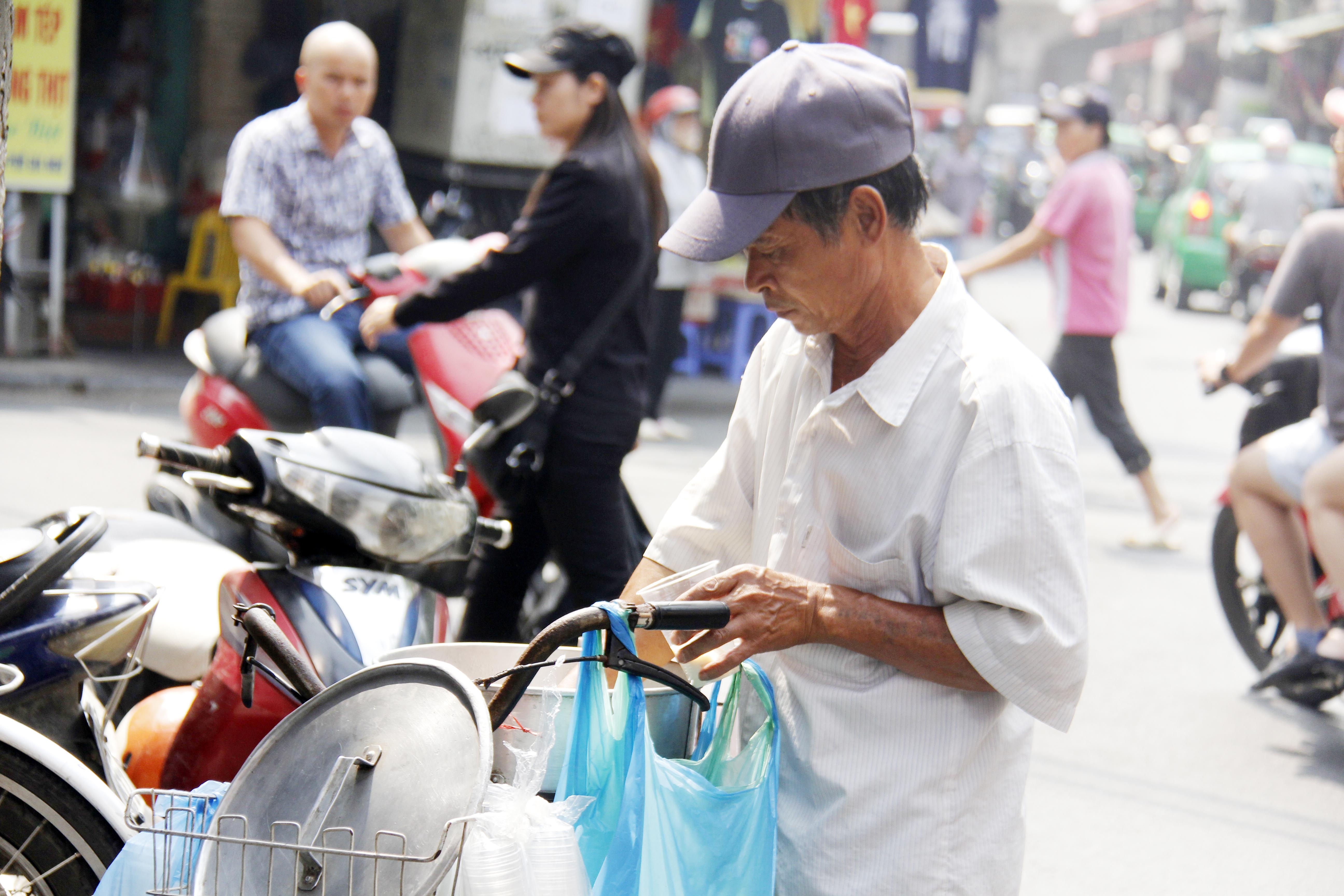 Chẳng khó để bắt gặp những gánh quà này len lỏi trên mỗi góc phố Hà Nội. Người ta mê mẩn vị ngậy của từng lát tào phớ, vị ngọt vừa phải của nước đường, và hương hoa nhài thoang thoảng rất đỗi tự nhiên. Man mát như chính mùa thu vậy.