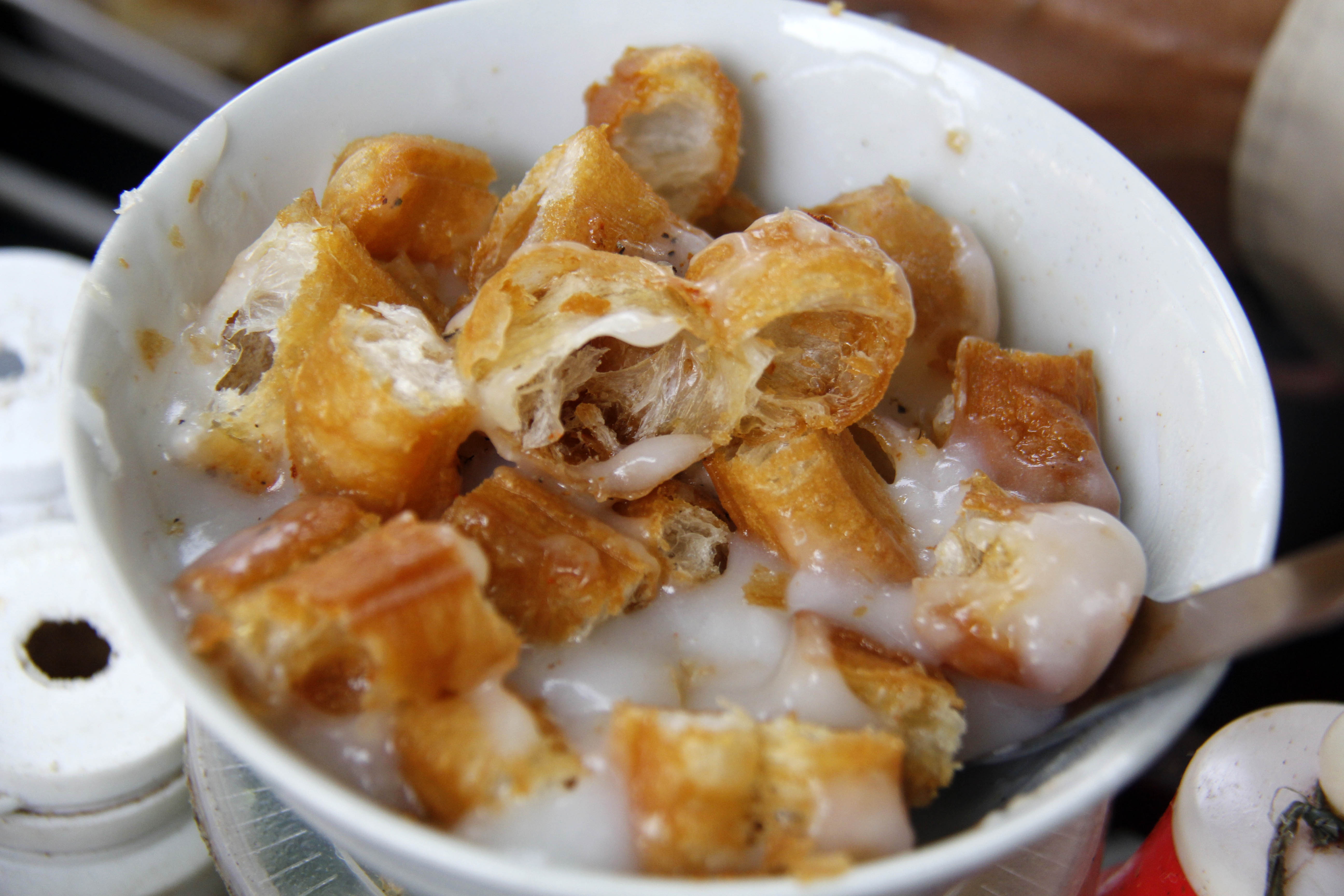 Cháo sườn Ở Hà Nội, gánh cháo sườn của các bà, các chị vẫn xuất hiện trên từng con phố, từng ngõ nhỏ. Cháo sườn không như những loại cháo khác, cháo được nấu từ gạo xay nhuyễn tạo độ sánh, mịn. Nước sườn ngọt, quyện với thịt sườn ninh nhừ đủ để cháo sườn dù ăn “không người lái” vẫn ngon. 