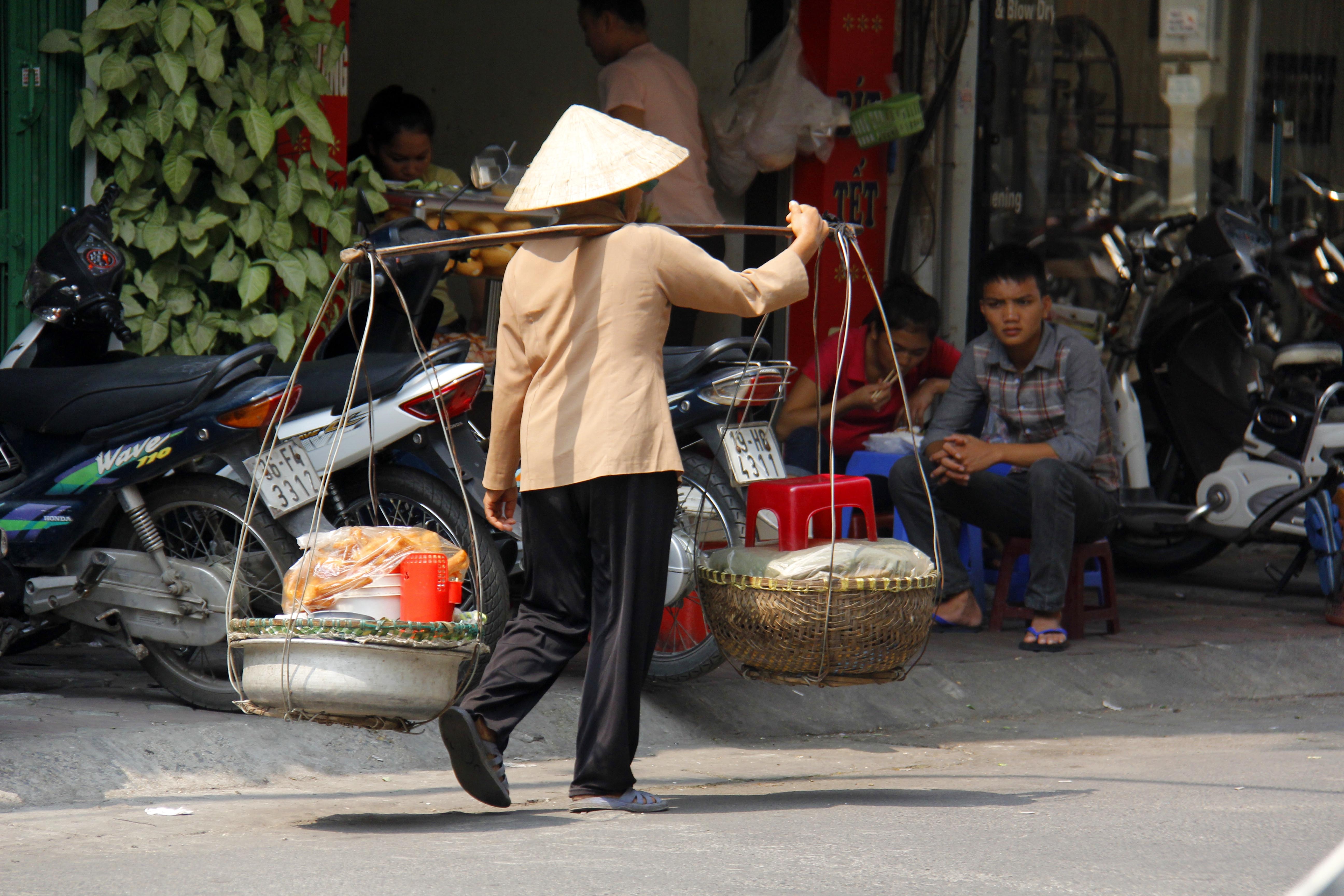 Những ngày trời trở gió, được ăn bát cháo sườn nóng với quẩy giòn cũng đủ ấm lòng người giữa những bộn bề, lo toan của cuộc sống.